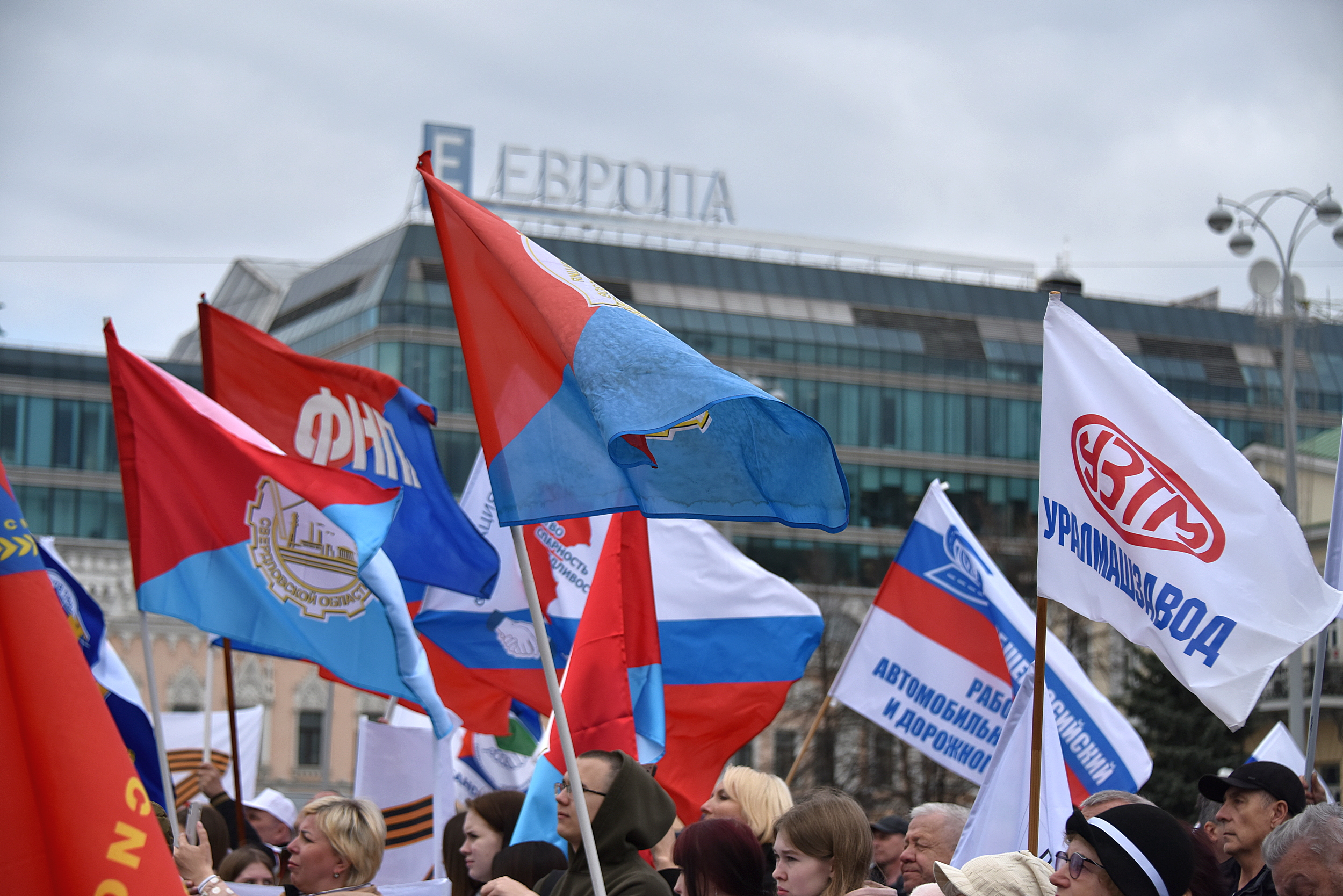 Участников автопробега «Zа мир без нацизма!» поддержали сотни уральцев.  Фото - «Уральский рабочий»